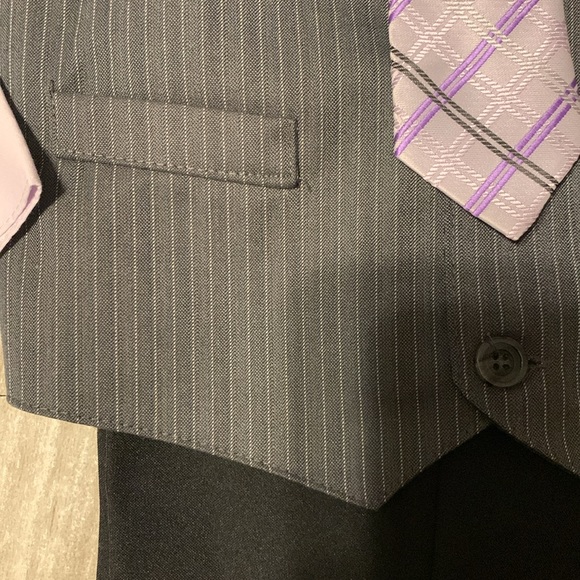 Perry Ellis Portfolio 4-piece suit boys charcoal in color with lilac size 6R - Picture 5 of 5